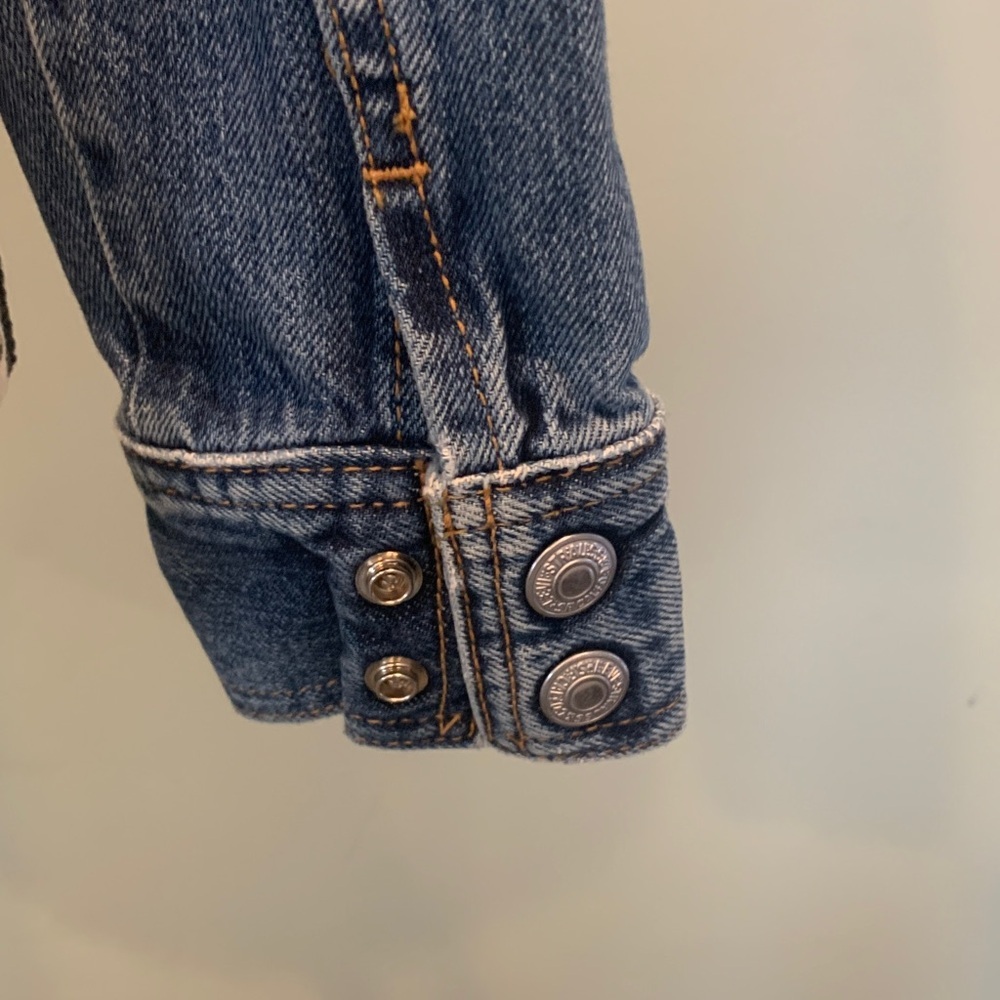 Levi’s Women’s Small Mis Weekend Jacket Classic Trucker Blue Jean Denim Jacket - Picture 9 of 9